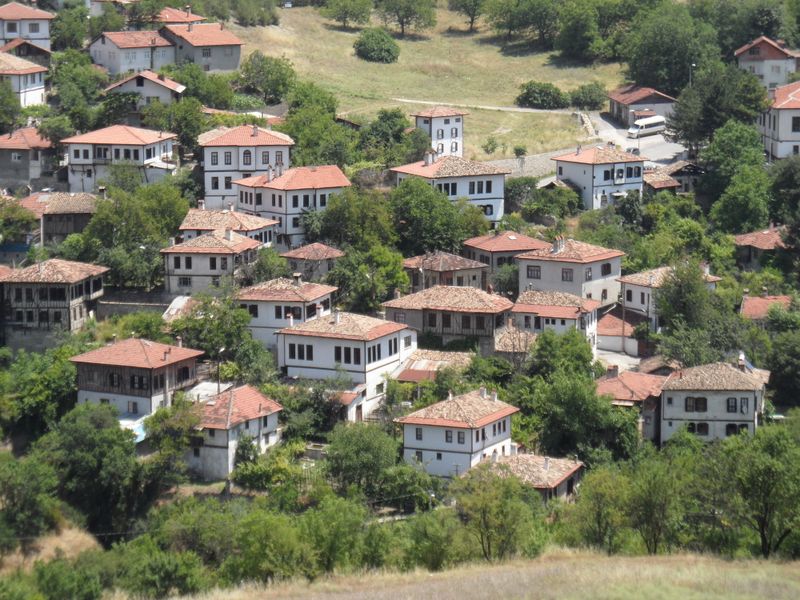 Safranbolu'nun yamaca yayılan kiremit çatılı, beyaz cepheli Osmanlı evleri.