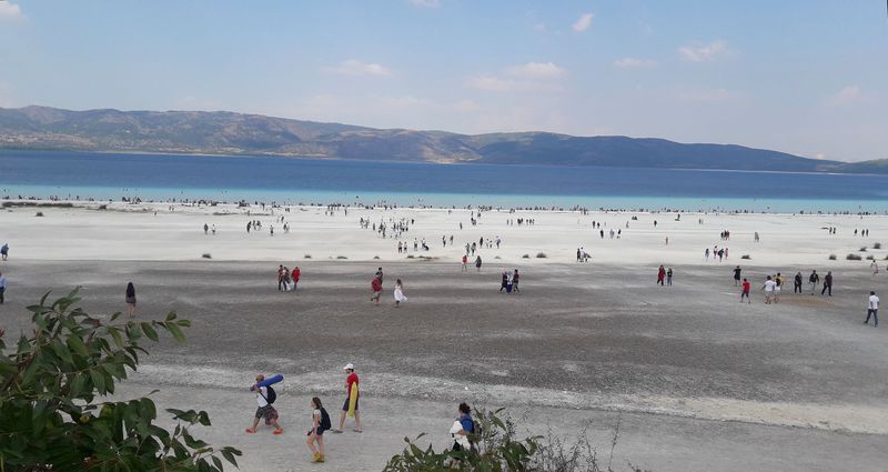 Salda Gölü'nün beyaz kıyıları ve turkuaz renkli suları.