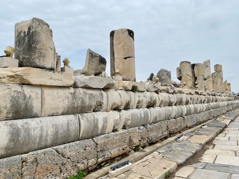 Efes Antik Kenti'nde sütunlarla çevrili, mermer döşeli antik cadde.