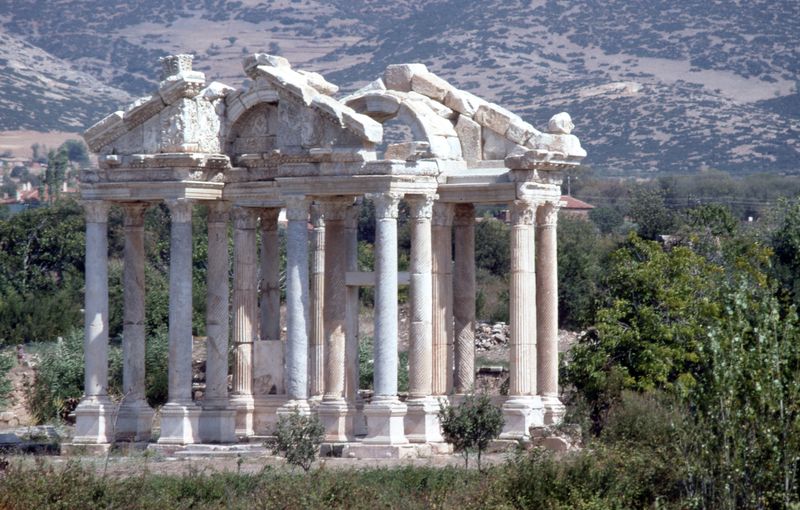 Afrodisias'ta yeniden ayağa kaldırılmış Tetrapylon'un sütunları ve alınlığı.
