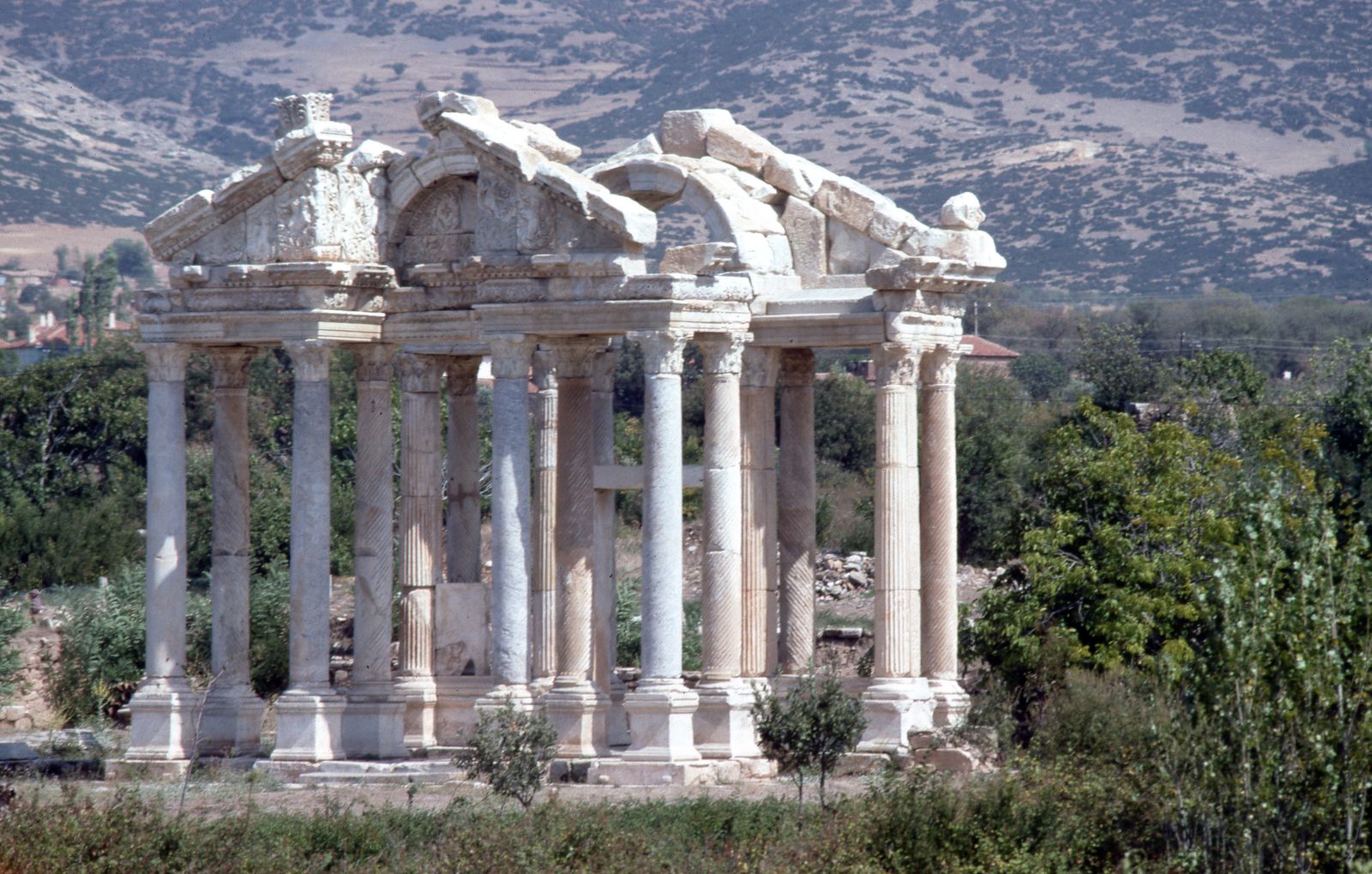 Afrodisias'ta yeniden ayağa kaldırılmış Tetrapylon'un sütunları ve alınlığı.