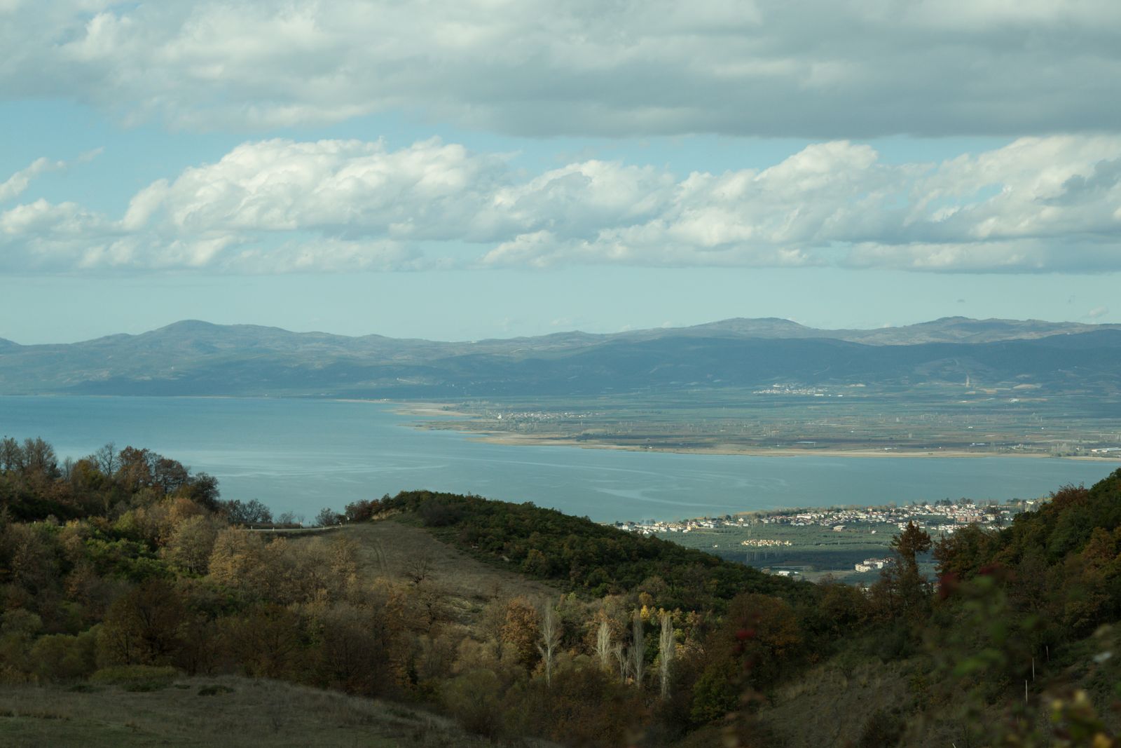 Çevredeki tepelerden görülen İznik Gölü, kıyı yerleşimi ve uzaktaki dağlar.