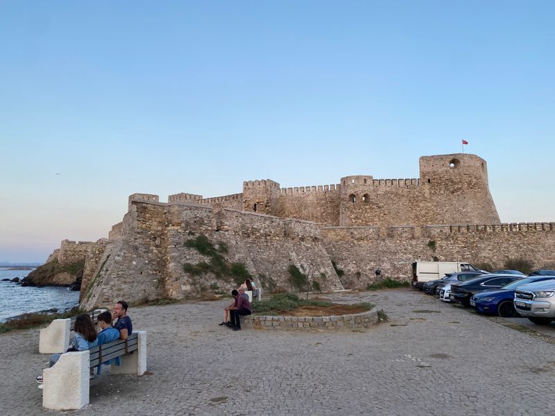 Bozcaada Kalesi'nin liman ağzındaki surları.