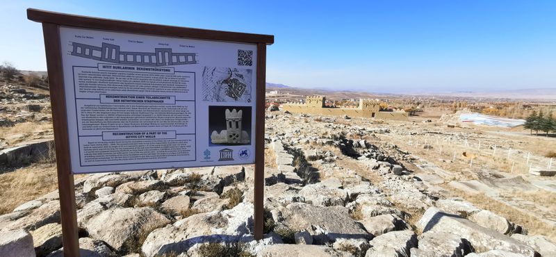 Hattuşa'da yeniden inşa edilmiş Hitit dönemi şehir surları.