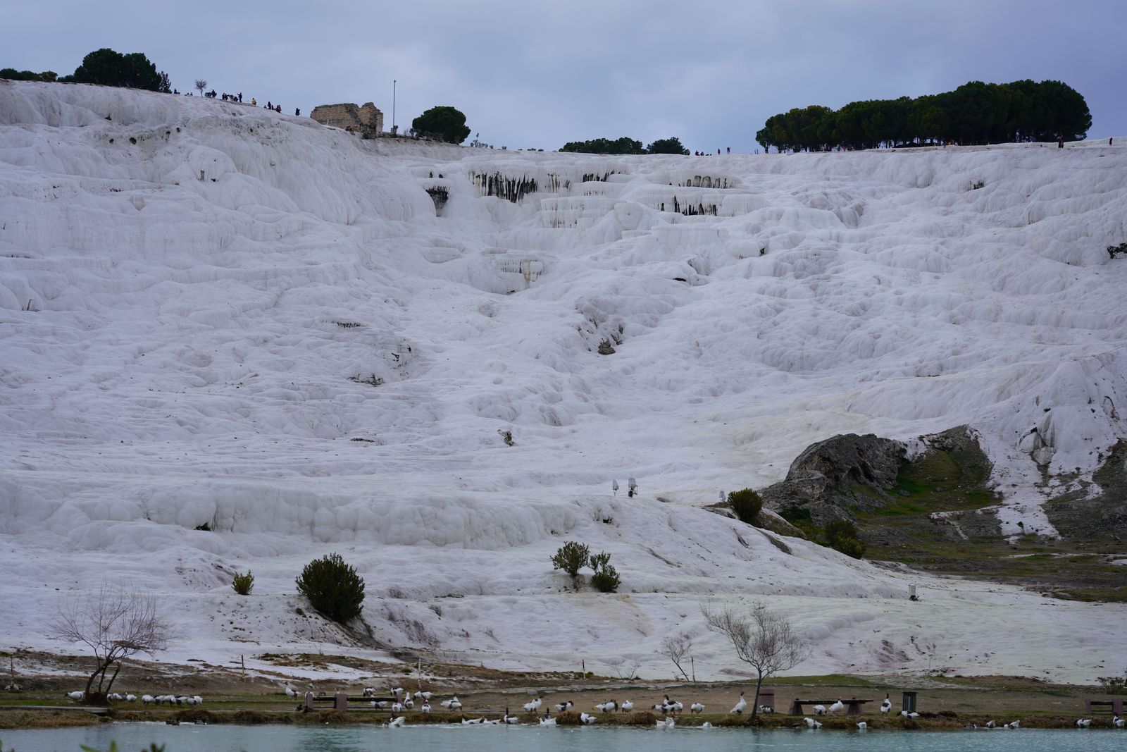 Pamukkale'nin beyaz traverten yamaçları.