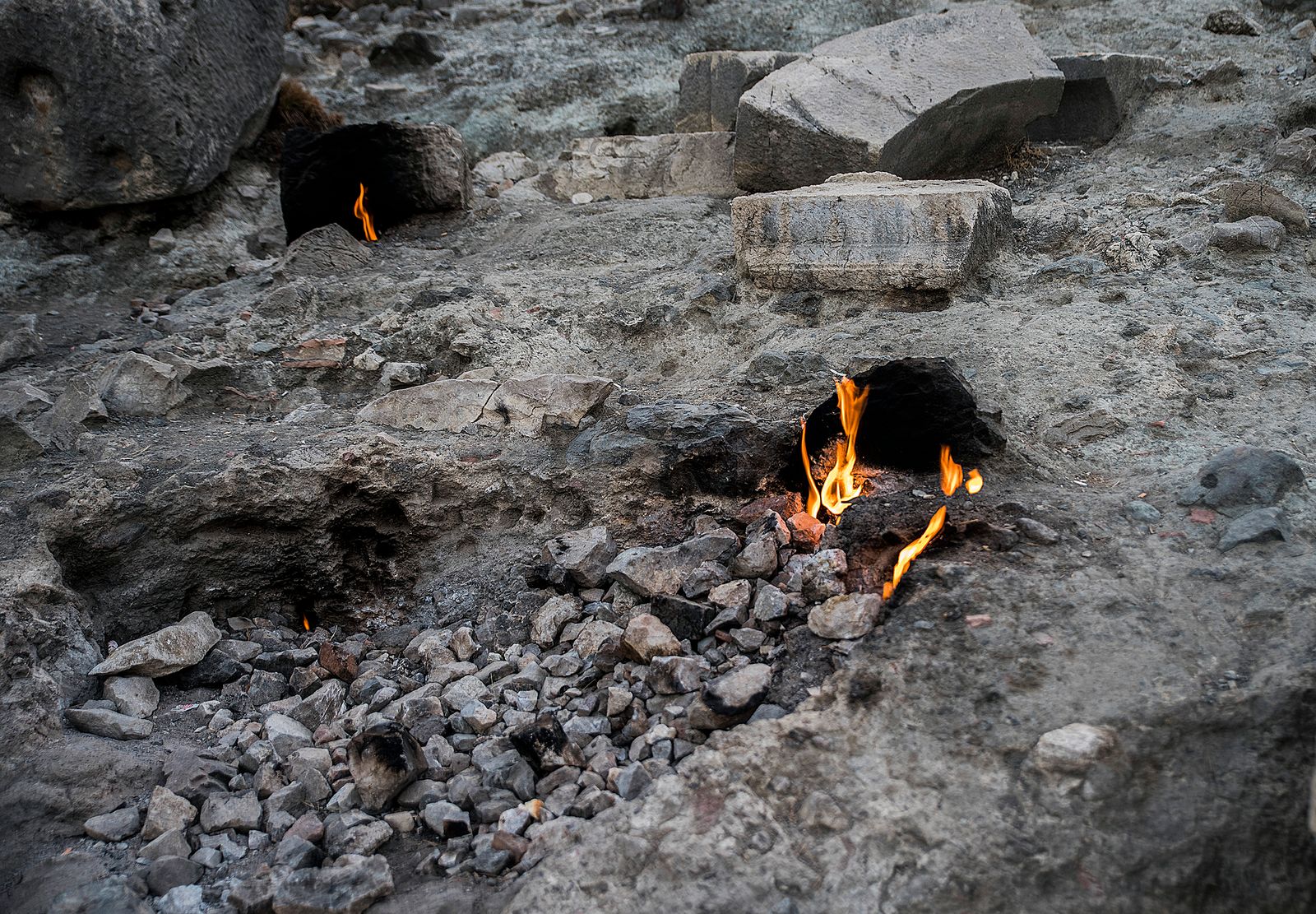 Çıralı yakınlarındaki Yanartaş'ta kayaların arasından çıkan doğal alevler.