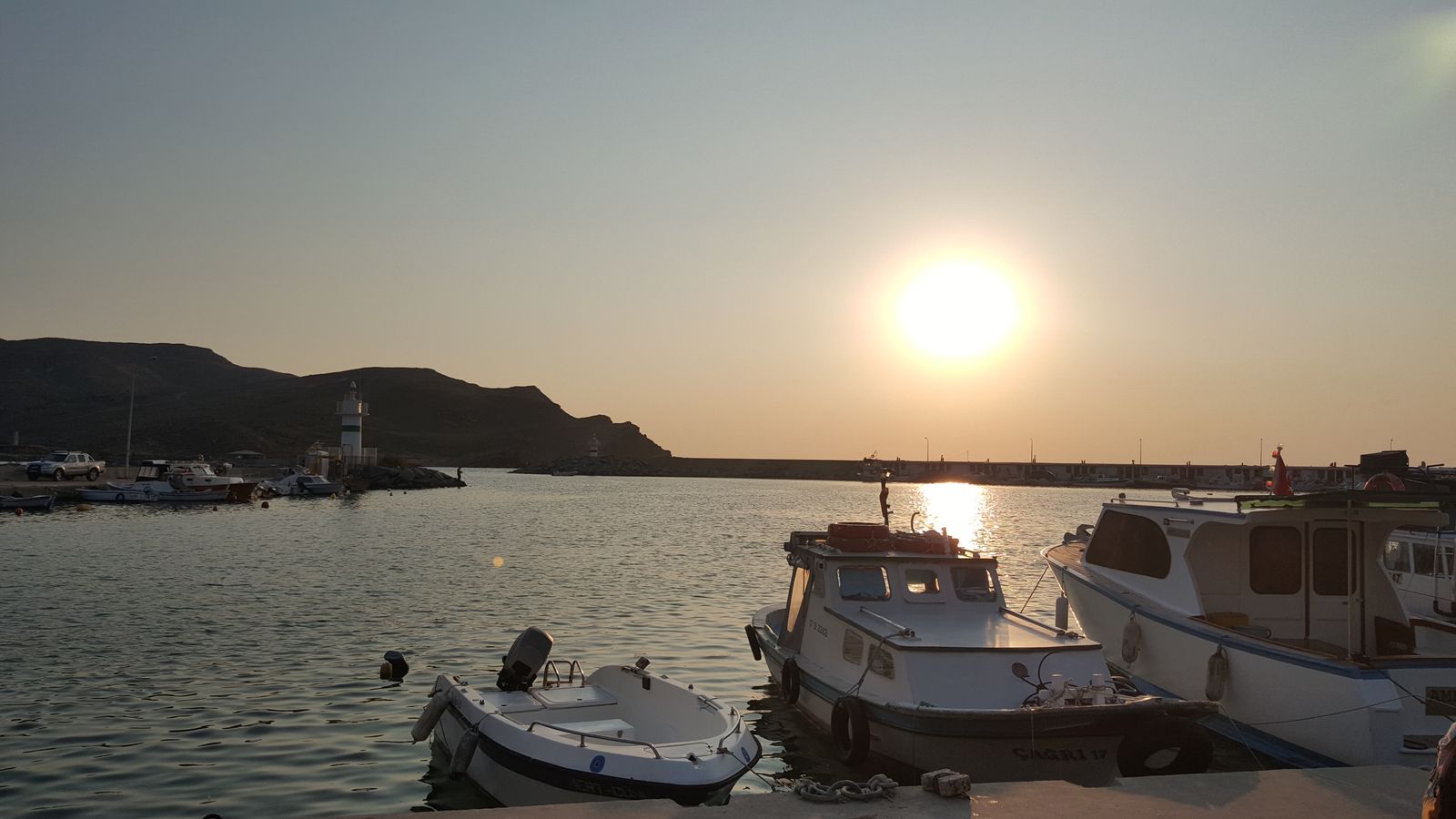 Gökçeada'da Kaleköy'ün limanı ve kıyı manzarası.