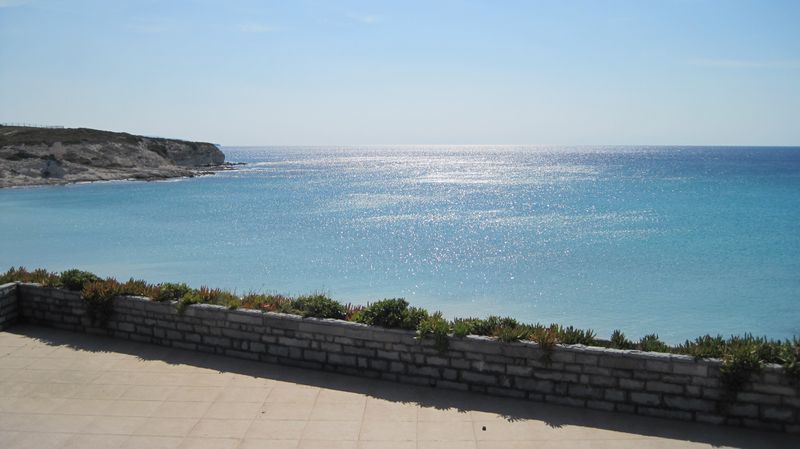 Çeşme'de turkuaz sulu bir koy.