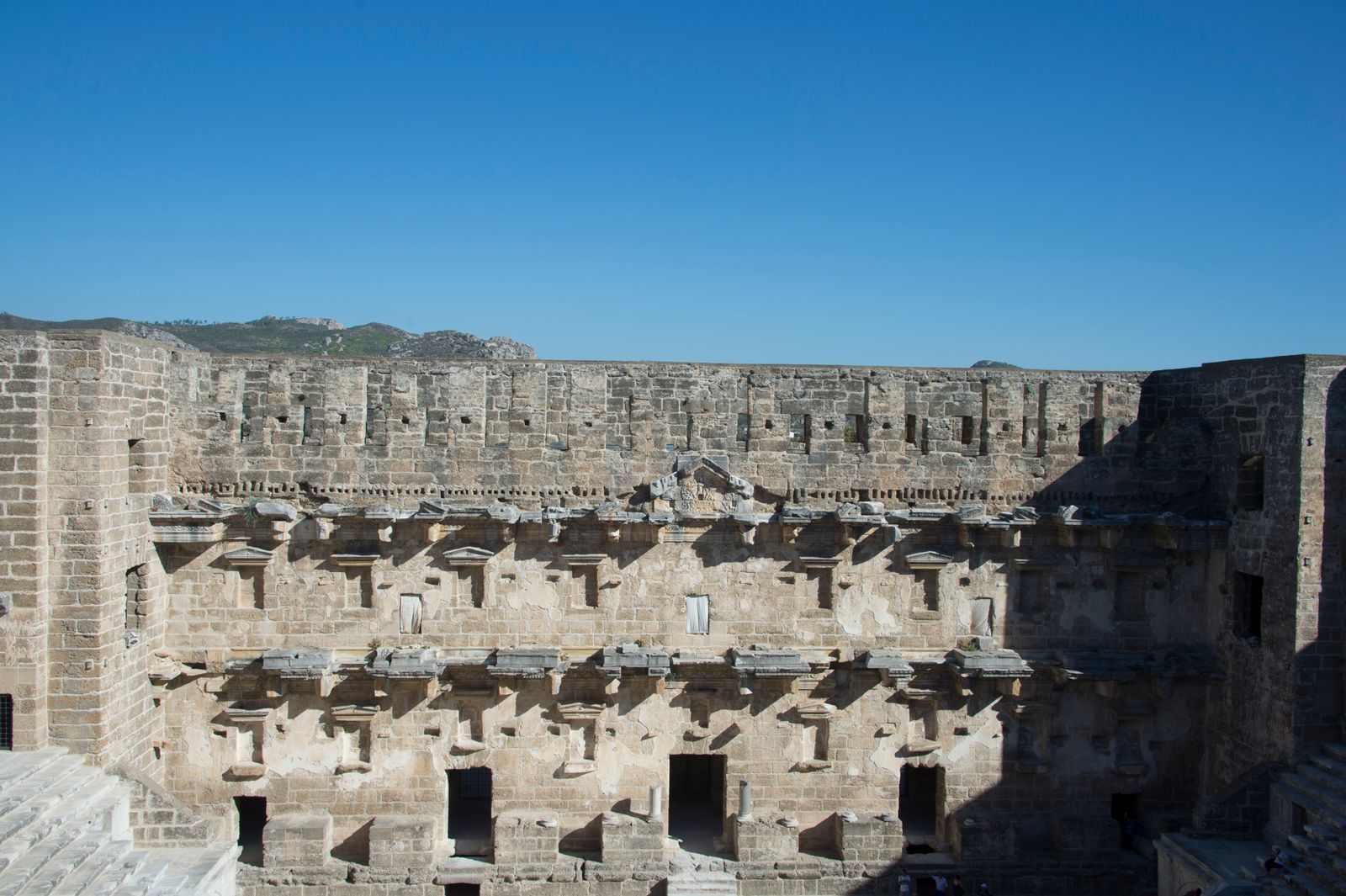 Aspendos Antik Tiyatrosu'nun anıtsal sahne cephesi ve taş mimarisi.