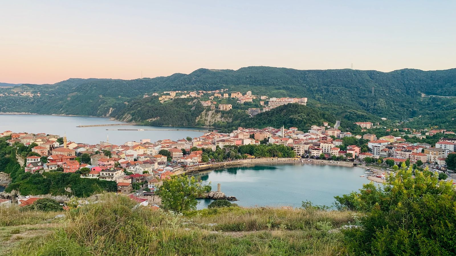 Amasra'nın denize uzanan yarımadası, koyu ve kırmızı çatılı evleri.