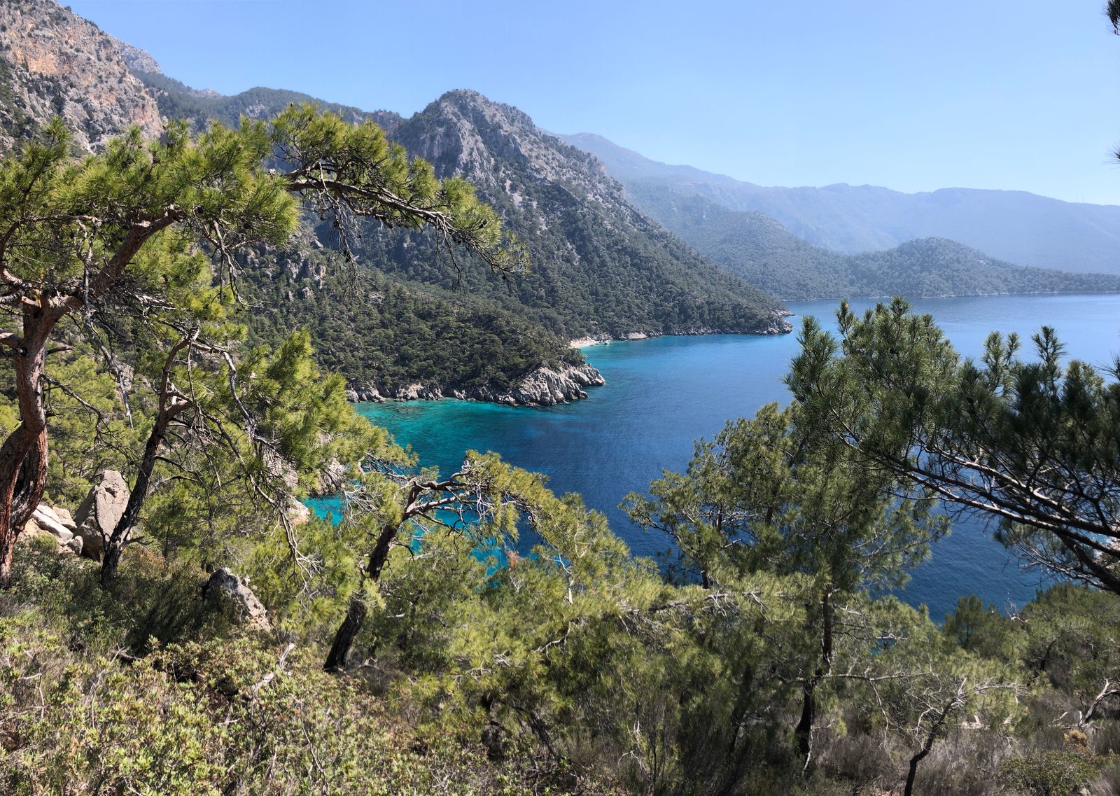 Ölüdeniz-Kıdrak Tabiat Parkı'nda Cennet Plajı'na uzanan dağ yolu ve turkuaz kıyı.