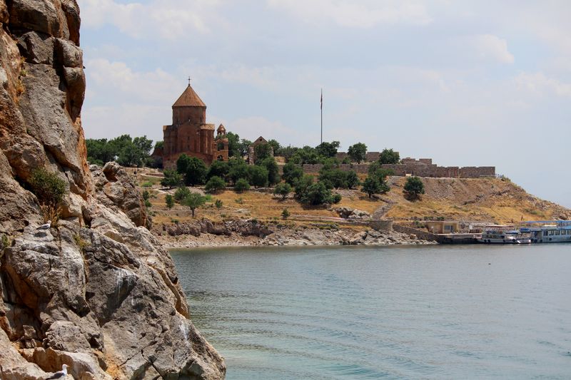 Van Gölü'nde Akdamar Adası ve Kutsal Haç Kilisesi.
