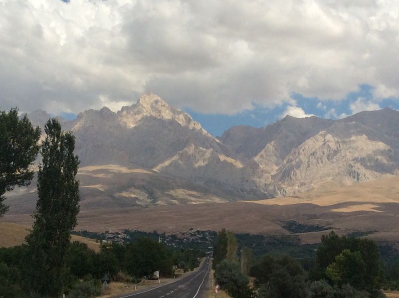 Aladağlar'ın ovadan yükselen dişli kireçtaşı zirveleri.