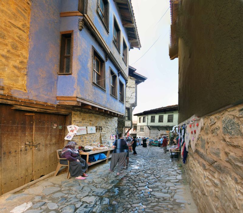 Cumalıkızık'ta arnavut kaldırımlı sokak ve boyalı cumbalı Osmanlı evleri.
