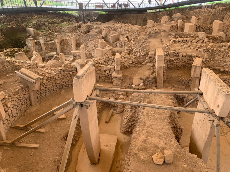 Göbeklitepe’de koruyucu çatının altında dairesel taş yapılar ve T biçimli dikilitaşlar.