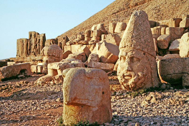 Nemrut Dağı'nda devrilmiş dev taş kafa heykelleri.
