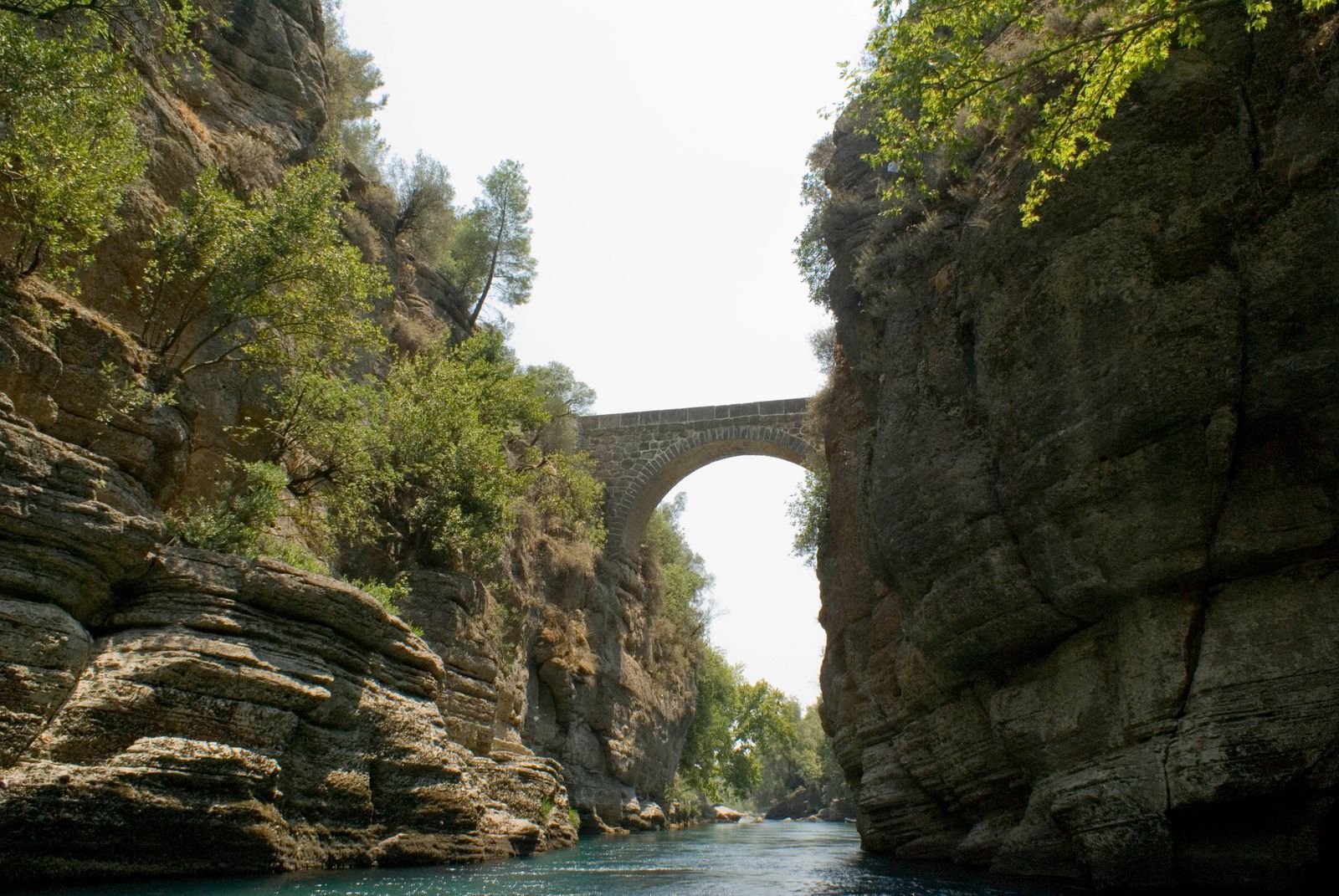 Köprülü Kanyon'da kayalık yamaçların arasından akan Köprüçay.