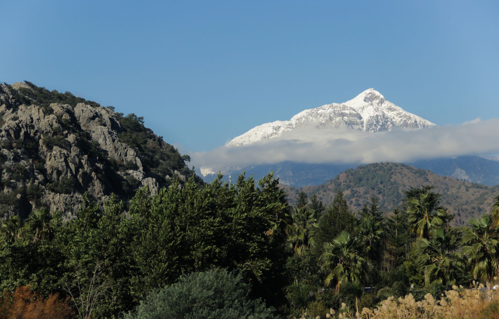 Olympos sahilinden yükselen Tahtalı Dağı'nın geniş görünümü.
