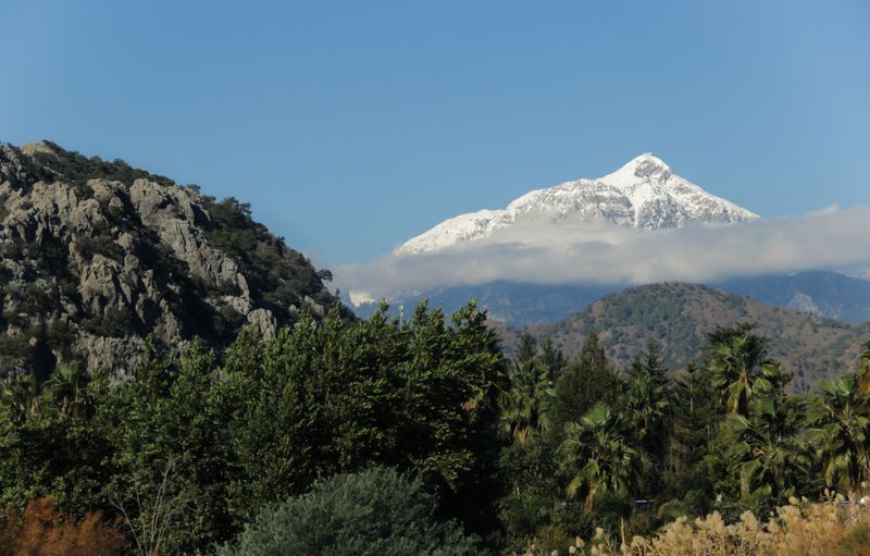 Olympos sahilinden yükselen Tahtalı Dağı'nın geniş görünümü.